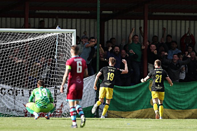 Soi kèo phạt góc Caernarfon vs Colwyn Bay, 19h30 ngày 31/12